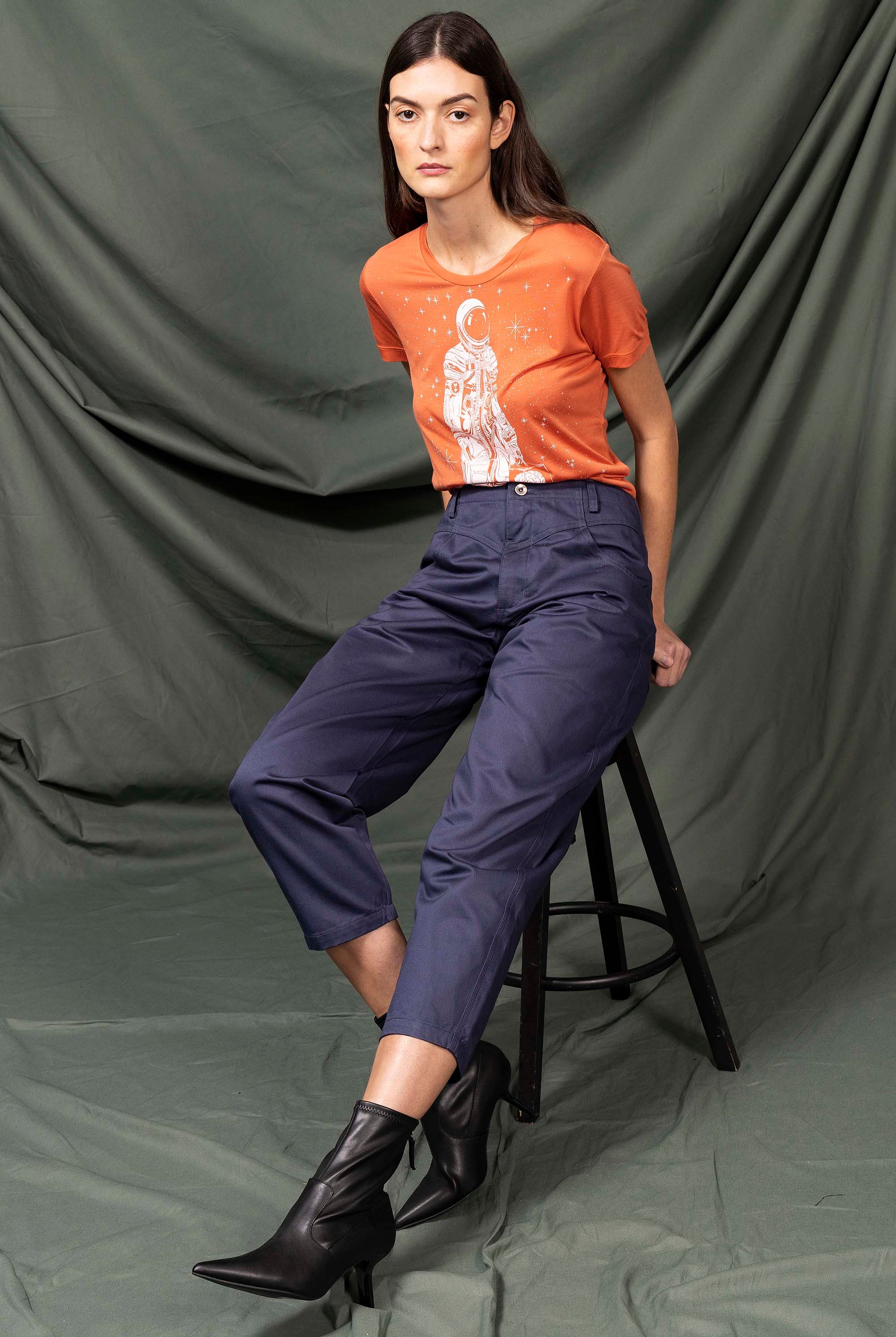 Pantalon Isabella Bleu de Prusse parfaite alternative aux jeans, les pantalons en coton Misericordia sont uniques et confortables
