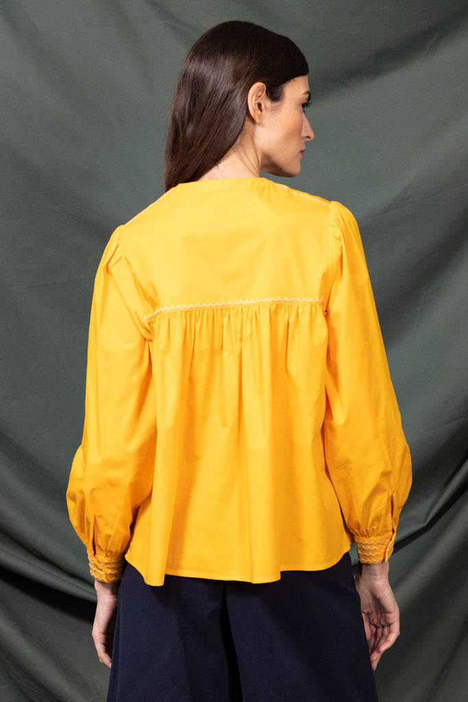 Chemise Marena Feuille D'or aura de la silhouette tient dans le détail de nos chemises femme