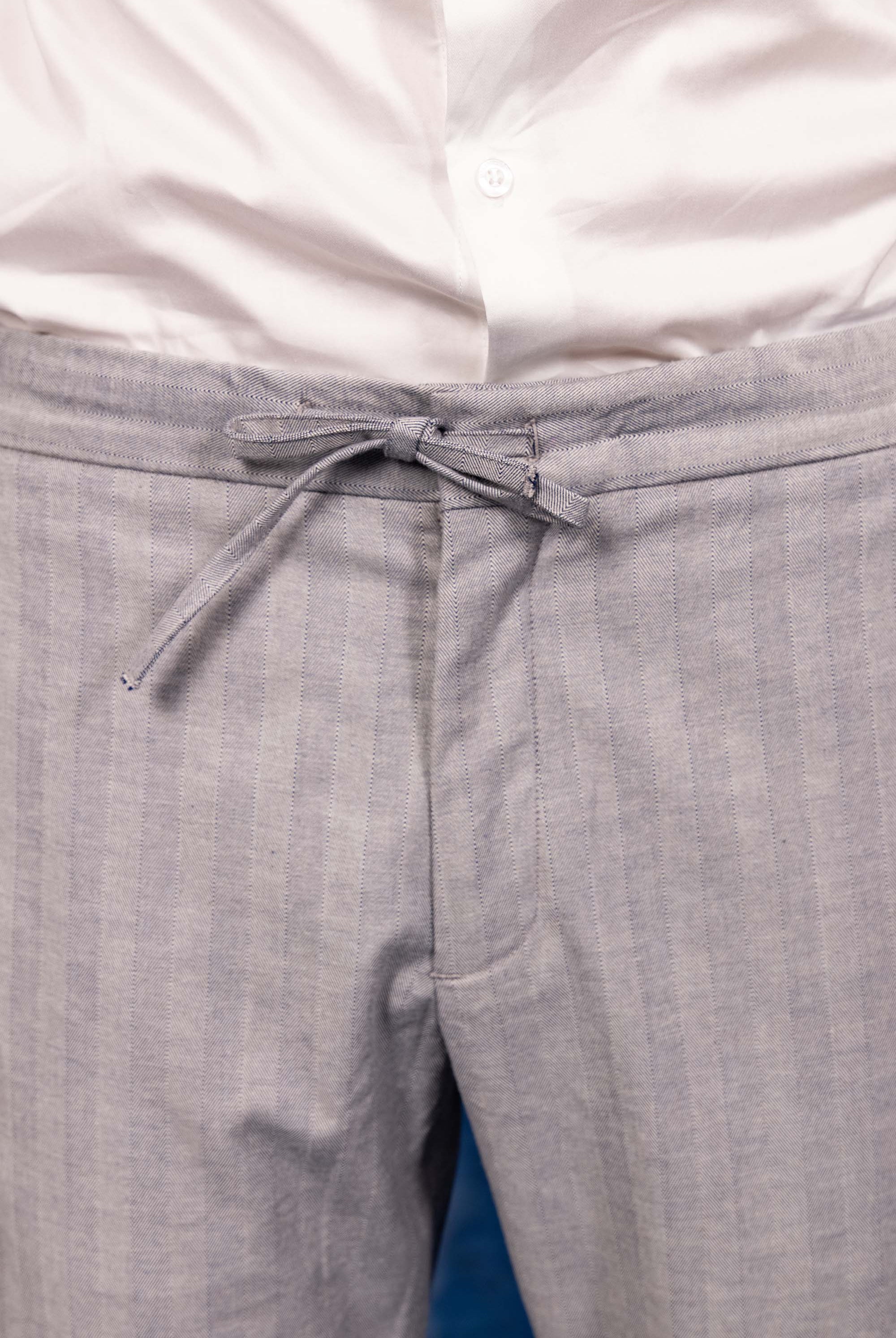 Pantalon Parejo Bleu Clair coupe aisée et facile à porter, indispensable à la garde-robe masculine
