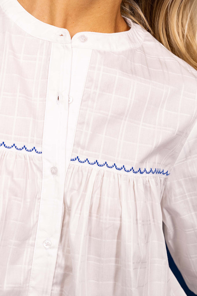 Chemise Marena Blanche aura de la silhouette tient dans le détail de nos chemises femme