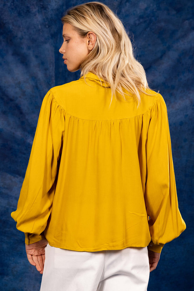 Chemise Brillante Or classique intemporelle, la chemise dessine la silhouette