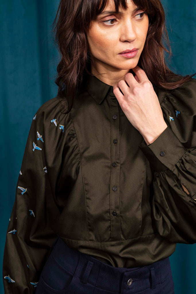 Chemise Carina Vert Foncé Vuelo aura de la silhouette tient dans le détail de nos chemises femme