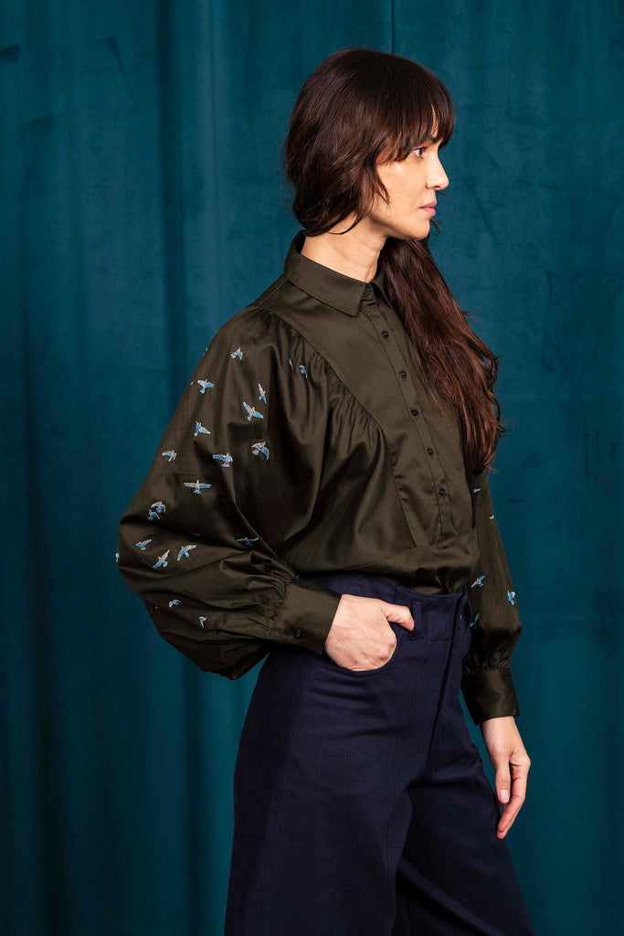 Chemise Carina Vert Foncé Vuelo classique intemporelle, la chemise dessine la silhouette