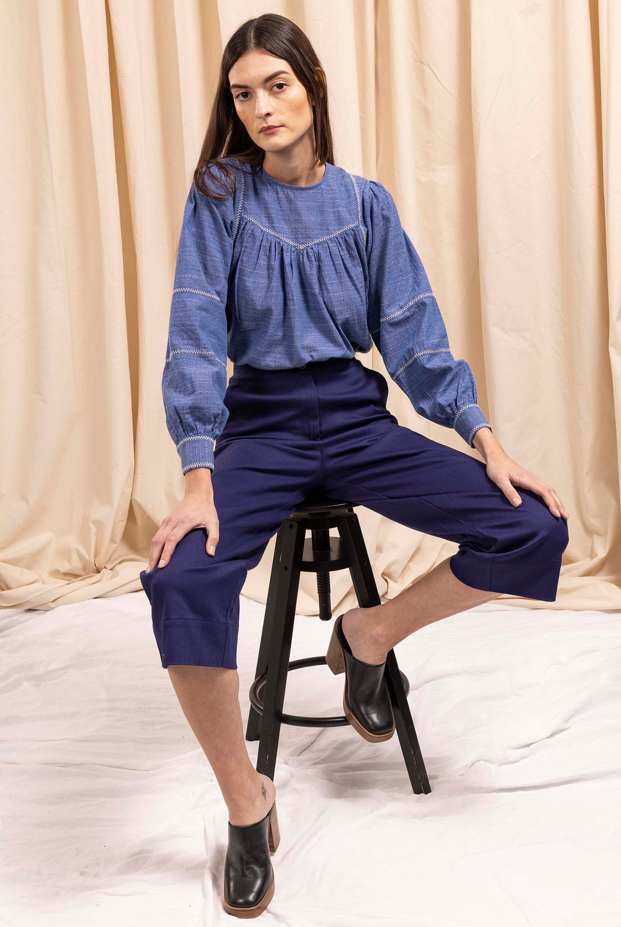 Pantalon Cristina Bleu Indigo parfaite alternative aux jeans, les pantalons en coton Misericordia sont uniques et confortables