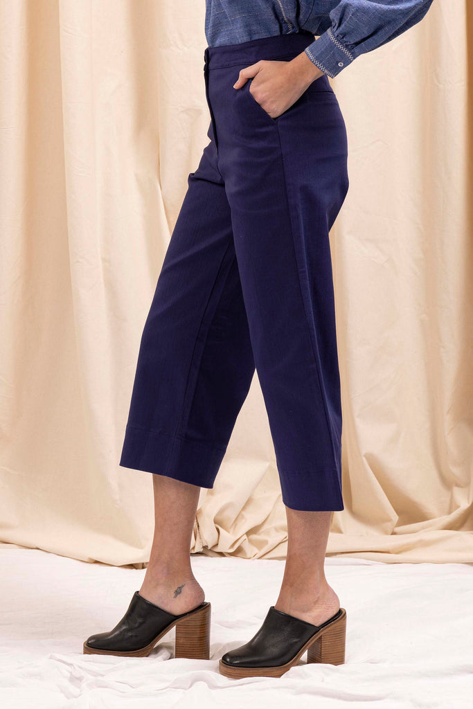 Pantalon Cristina Bleu Indigo minimalisme et détails tendance, coupes classiques et une palette de couleurs neutres