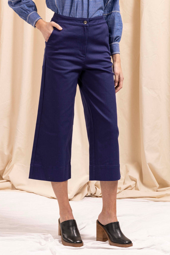 Pantalon Cristina Bleu Indigo minimalisme et détails tendance, coupes classiques et une palette de couleurs neutres