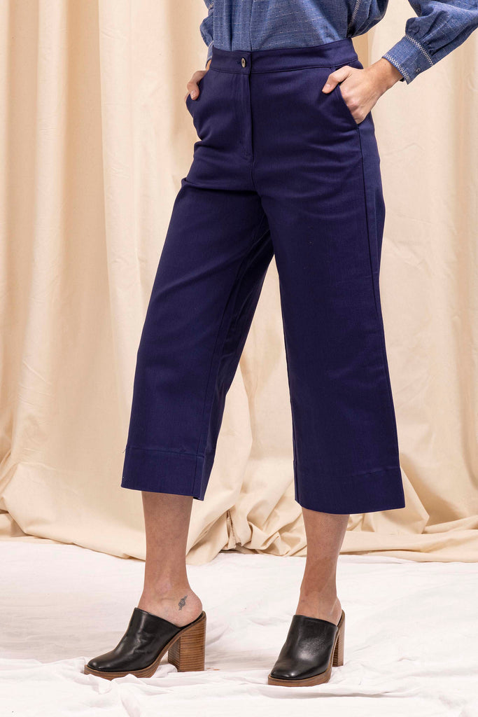 Pantalon Cristina Bleu Indigo pantalon femme au charme romantique pour l'ensemble d'une tenue