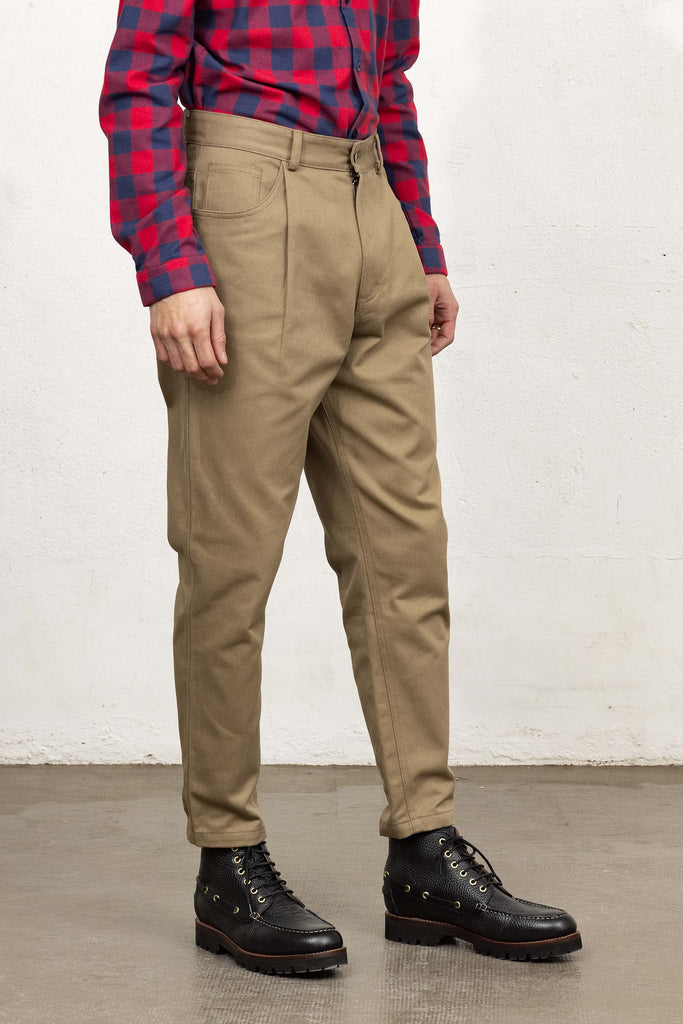 Pantalon Defensor Marron Clair le pantalon classique affiche un esprit de distinction