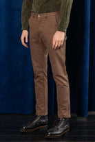 Pantalon General Marron coupe aisée et facile à porter, indispensable à la garde-robe masculine
