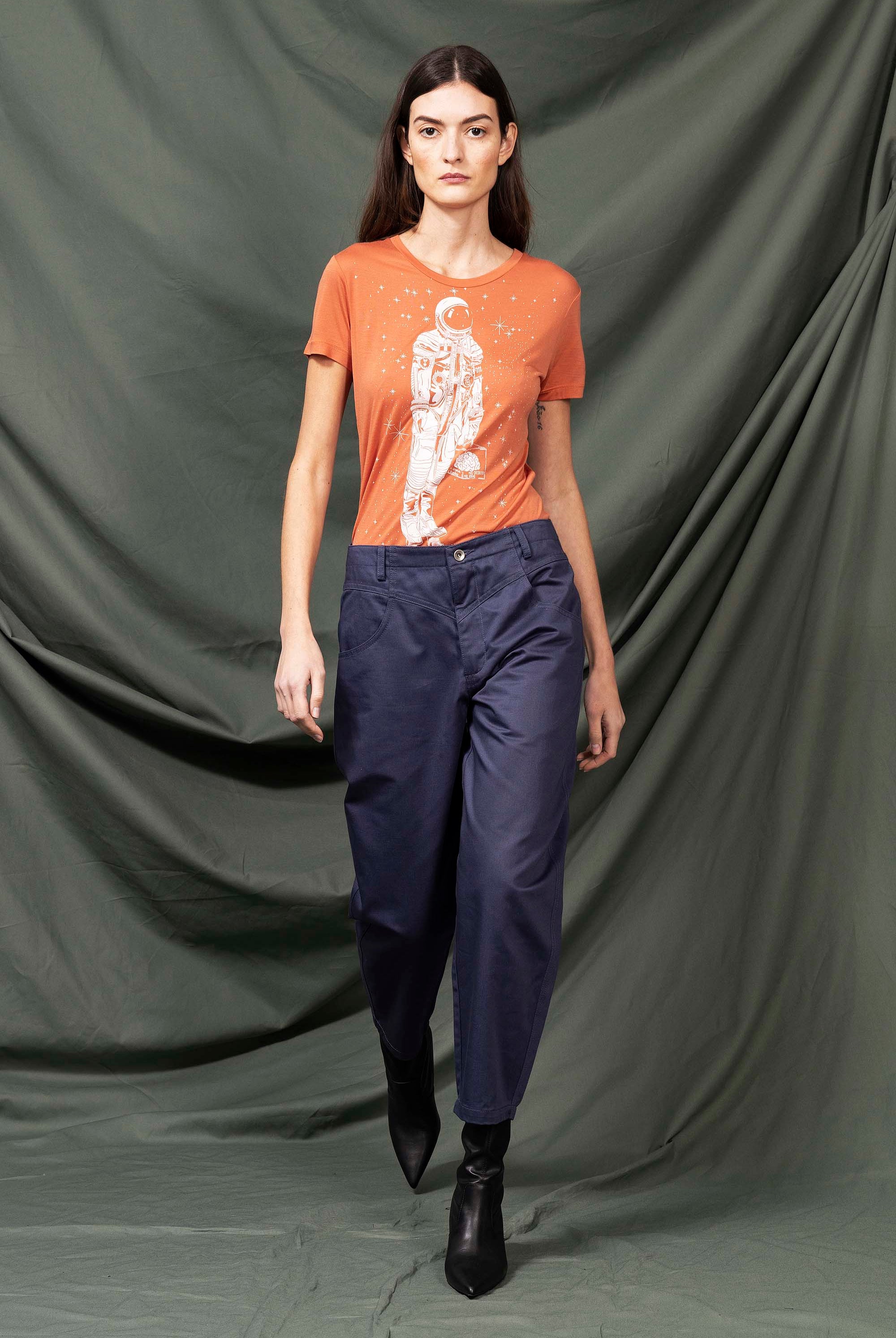 Pantalon Isabella Bleu de Prusse parfaite alternative aux jeans, les pantalons en coton Misericordia sont uniques et confortables
