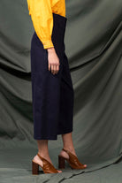 Pantalon Margarita Bleu Marine minimalisme et détails tendance, coupes classiques et une palette de couleurs neutres