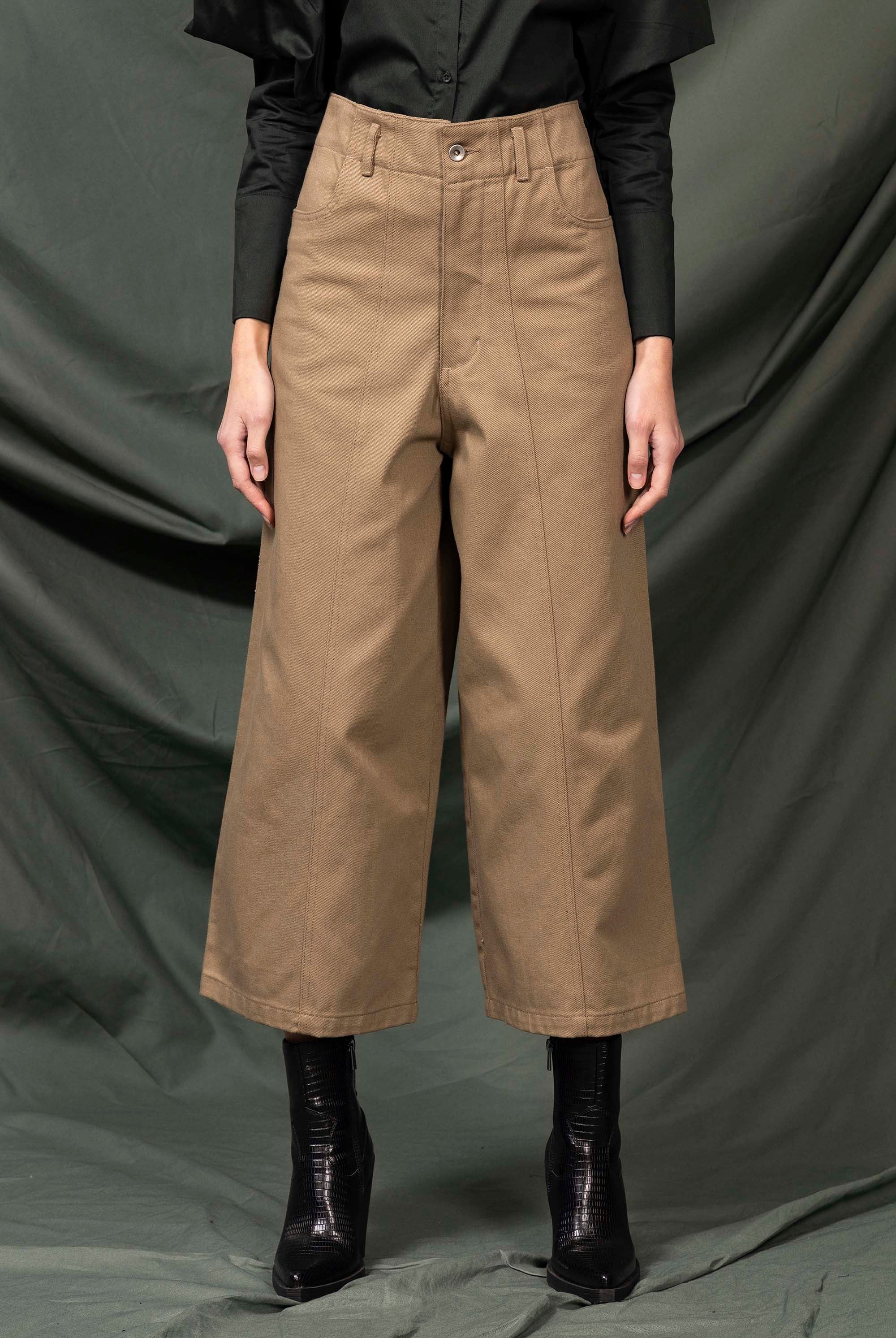 Pantalon Margarita Marron Clair minimalisme et détails tendance, coupes classiques et une palette de couleurs neutres