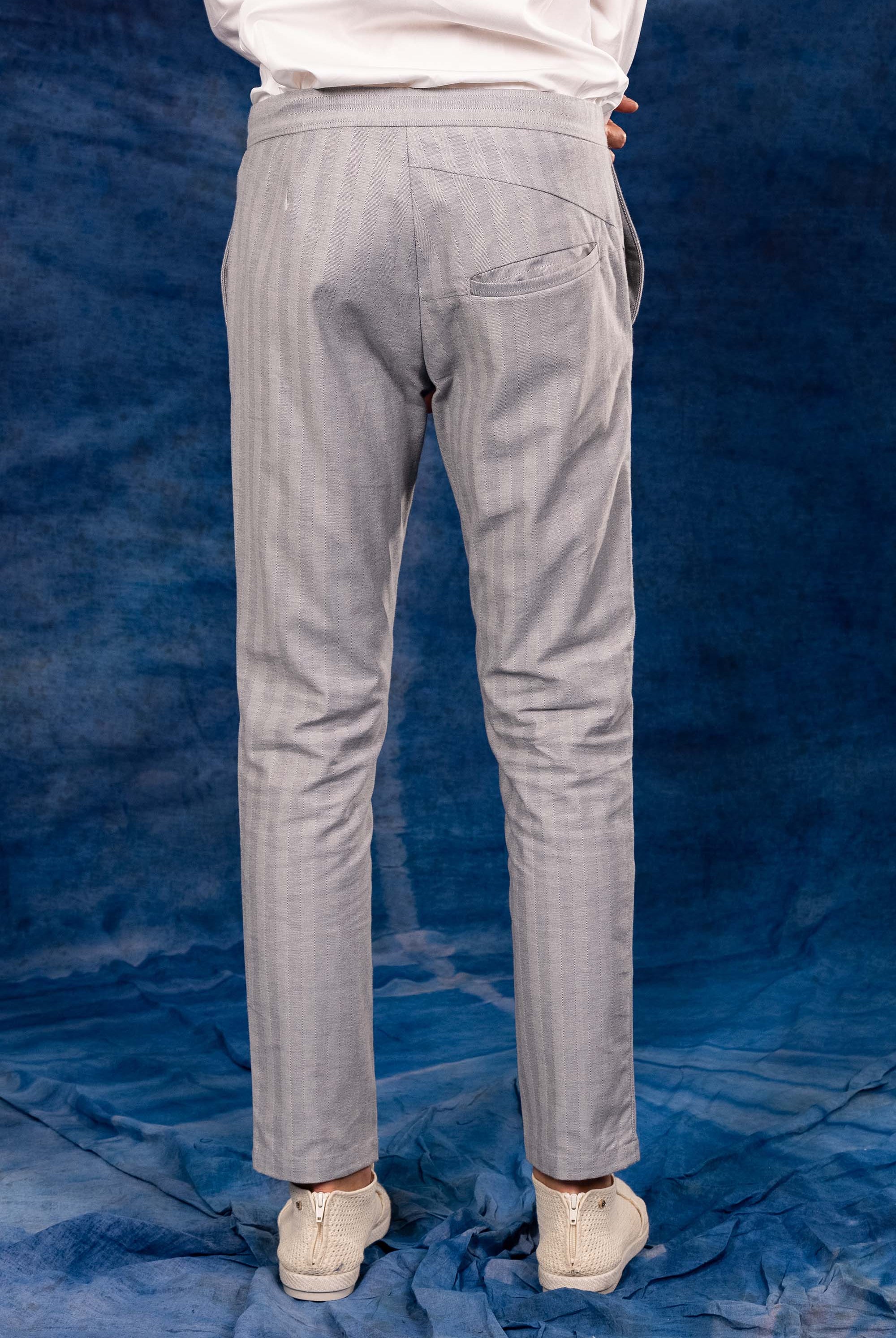 Pantalon Parejo Bleu Clair le pantalon classique affiche un esprit de distinction