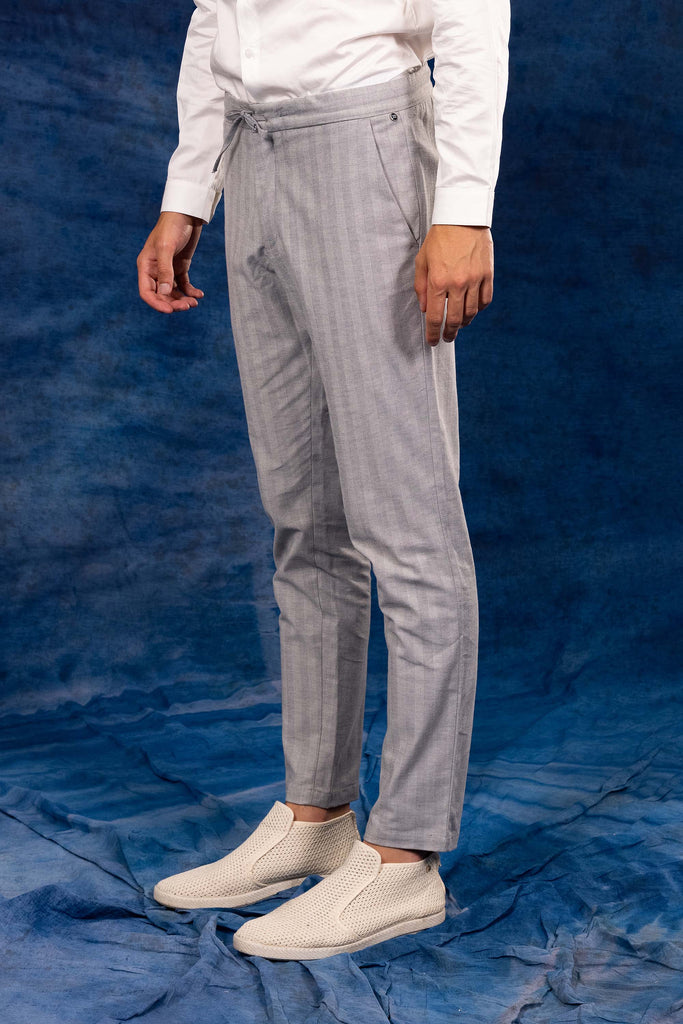 Pantalon Parejo Bleu Clair le pantalon classique affiche un esprit de distinction