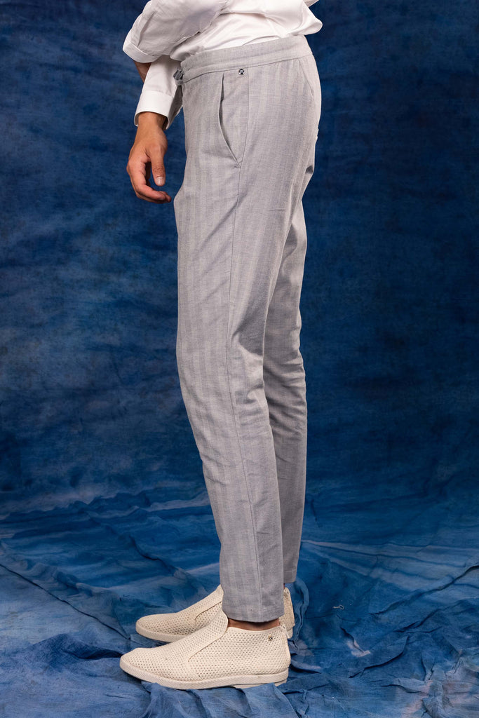 Pantalon Parejo Bleu Clair coordonné ou décalé, des plus classiques au plus modernes, en passant par les pantalons colorés