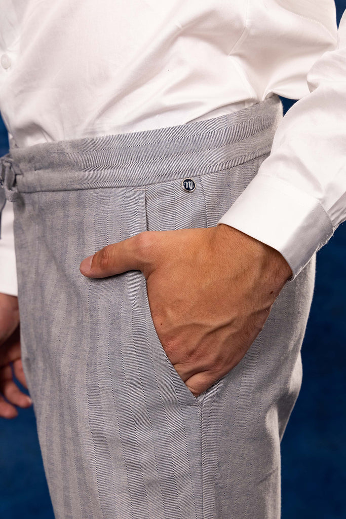 Pantalon Parejo Bleu Clair le pantalon classique affiche un esprit de distinction