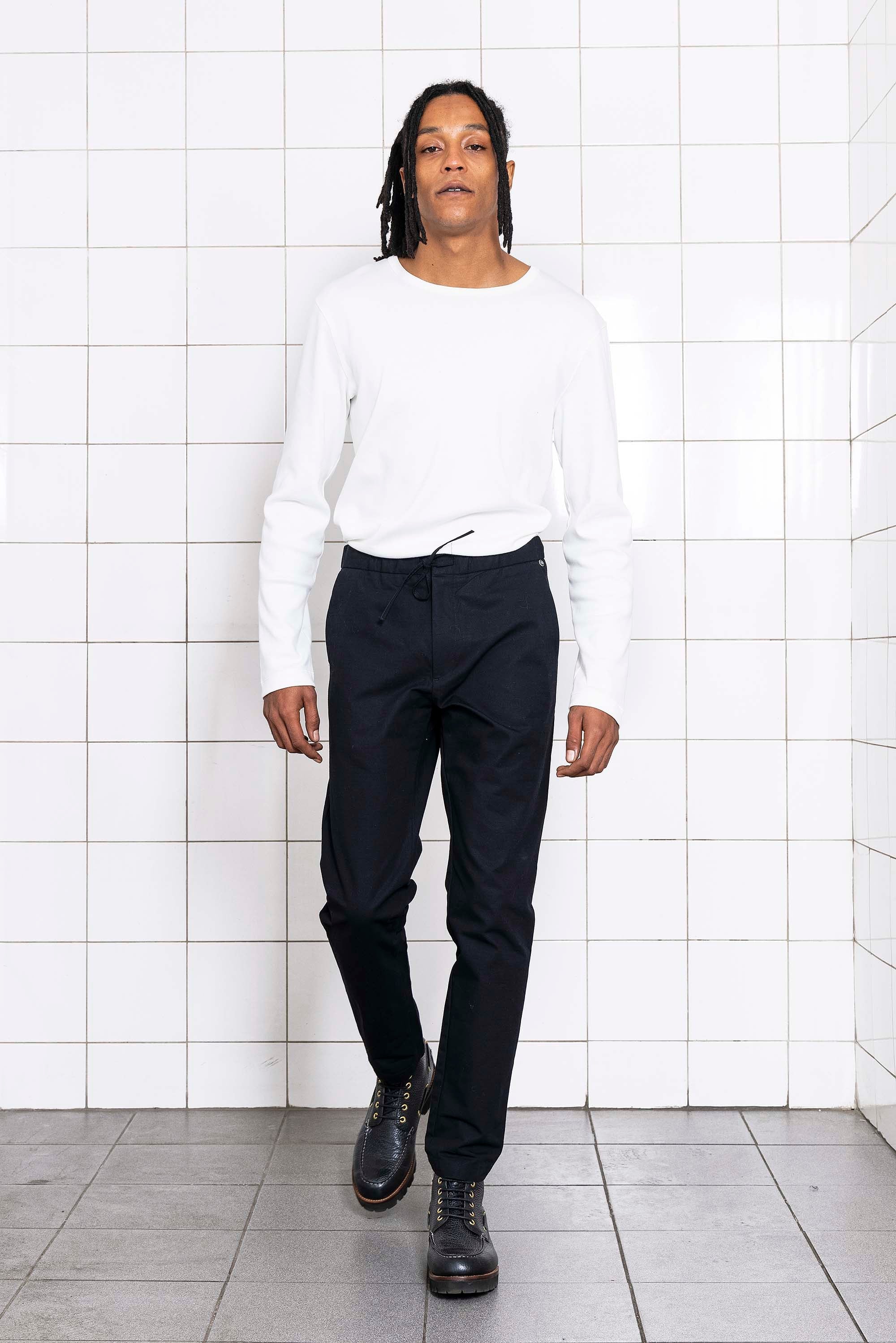 Pantalon Parejo Noir coupe aisée et facile à porter, indispensable à la garde-robe masculine