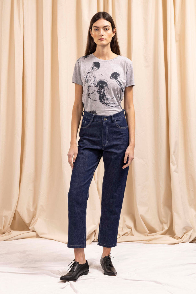 Pantalon Sala Bleu Foncé parfaite alternative aux jeans, les pantalons en coton Misericordia sont uniques et confortables