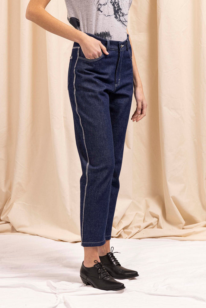Pantalon Sala Bleu Foncé parfaite alternative aux jeans, les pantalons en coton Misericordia sont uniques et confortables