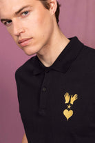 Polo Iker Manos Espiritu y Corazon Noir ligne structurée, tendance sporty, miser sur le confort