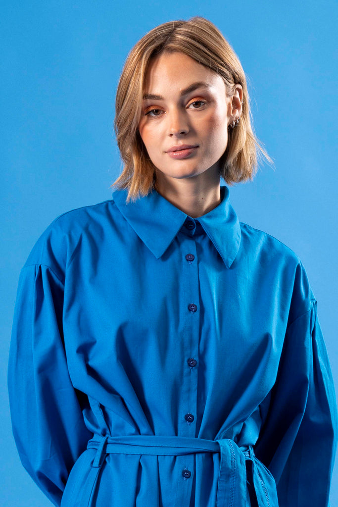 Robe Nela Bleu jouer la fantaisie avec les imprimés Misericordia pour un look féminin