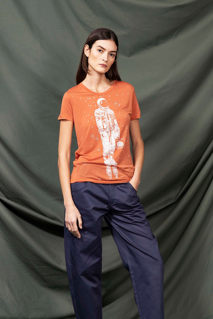 T-Shirt Medallon Astronauta Orange modèles de t-shirts femme pour le quotidien, les vacances ou les week-end