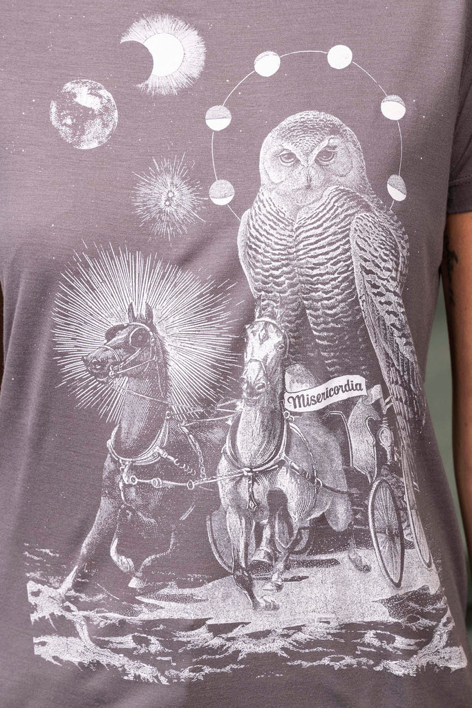 T-Shirt Medallon Buho Gris Métal mode graphique, ligne féminine et légèrement rétro, motifs arty