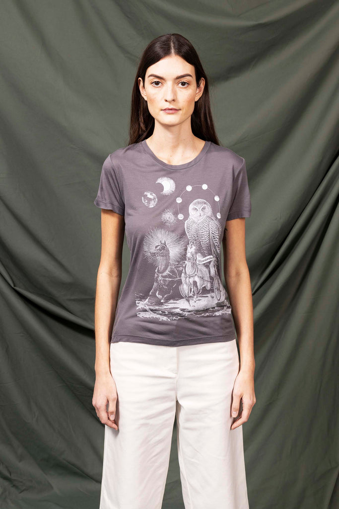 T-Shirt Medallon Buho Gris Métal sportive, rockeuse ou résolument bohème, les t-shirts Misericordia sont pour tous les goûts