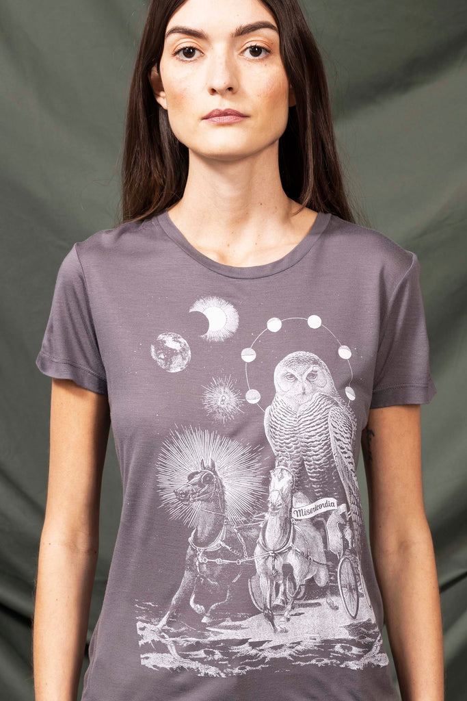 T-Shirt Medallon Buho Gris Métal mode graphique, ligne féminine et légèrement rétro, motifs arty
