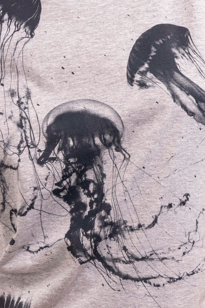 T-Shirt Medallon Medusas Gris mode graphique, ligne féminine et légèrement rétro, motifs arty