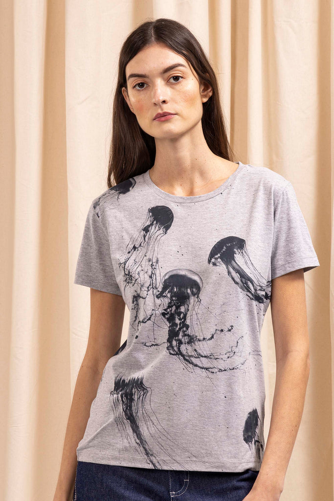 T-Shirt Medallon Medusas Gris mode graphique, ligne féminine et légèrement rétro, motifs arty