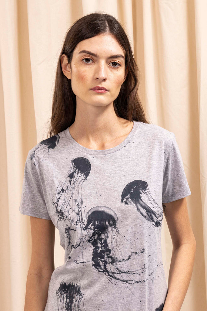 T-Shirt Medallon Medusas Gris mode graphique, ligne féminine et légèrement rétro, motifs arty