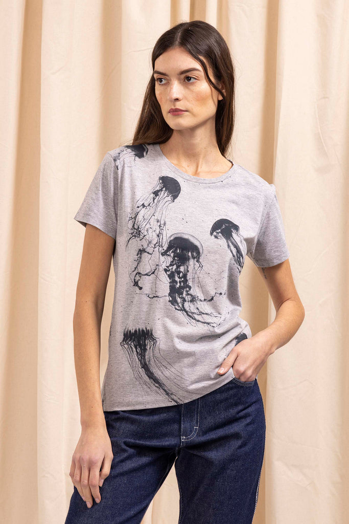 T-Shirt Medallon Medusas Gris mode graphique, ligne féminine et légèrement rétro, motifs arty