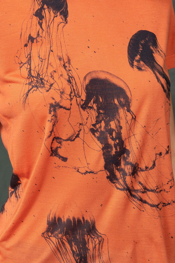 T-Shirt Medallon Medusas Orange mode graphique, ligne féminine et légèrement rétro, motifs arty