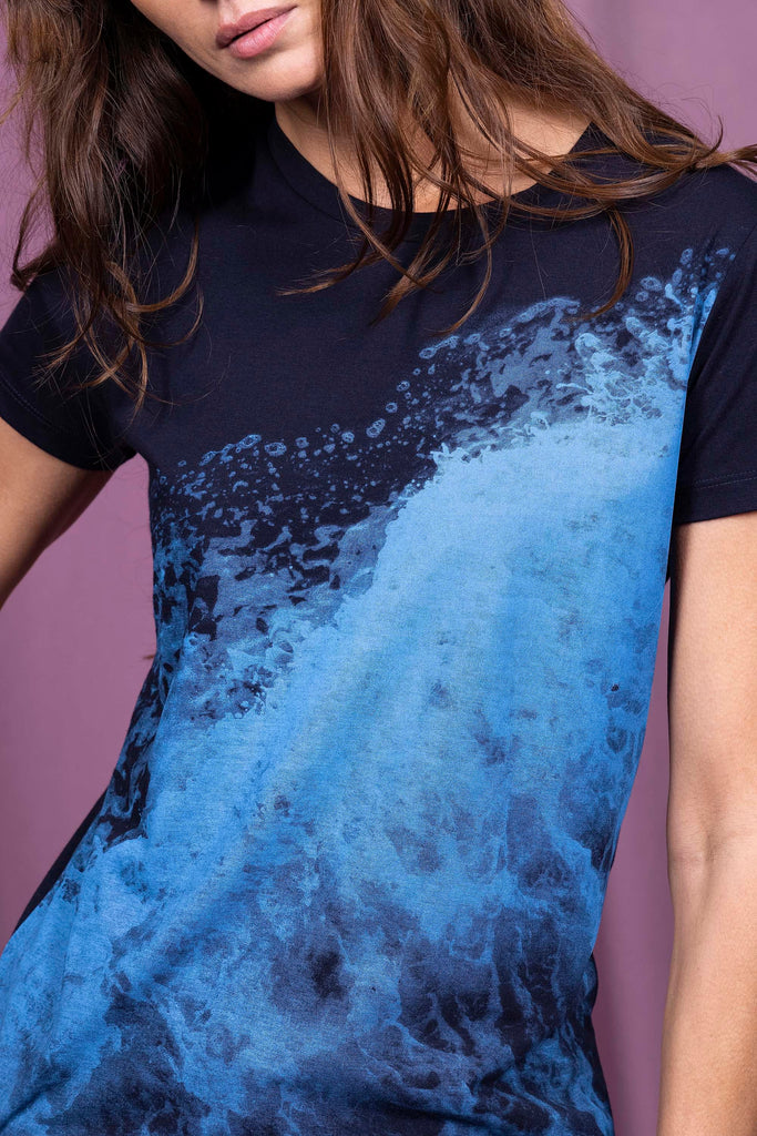 T-Shirt Medallon Ola Bleu Marine mode graphique, ligne féminine et légèrement rétro, motifs arty