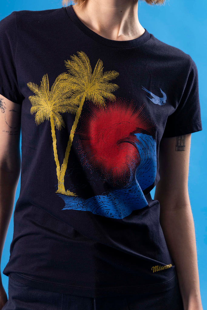 T-Shirt Medallon Palmera Bleu Marine mode graphique, ligne féminine et légèrement rétro, motifs arty