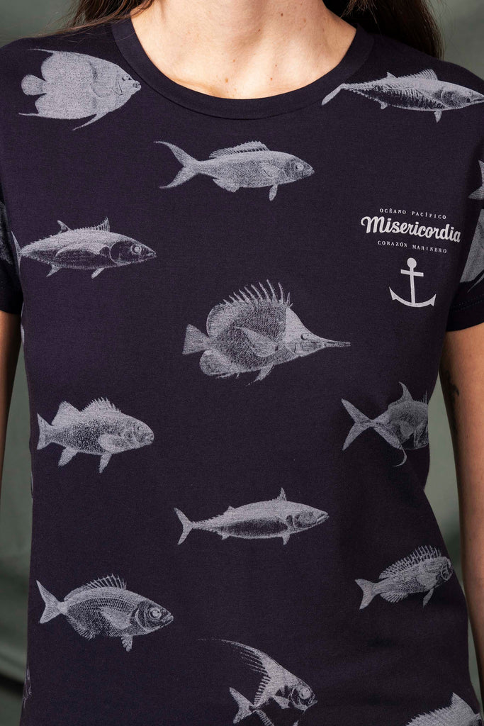 T-Shirt Medallon Pescado Bleu Marine mode graphique, ligne féminine et légèrement rétro, motifs arty
