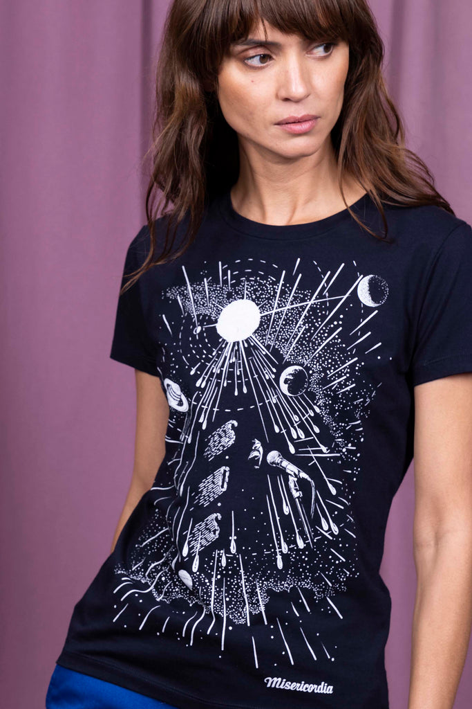 T-Shirt Medallon SOS Bleu Marine sportive, rockeuse ou résolument bohème, les t-shirts Misericordia sont pour tous les goûts