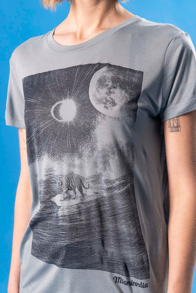 T-Shirt Medallon Surf Tigre Bleu fjord mode graphique, ligne féminine et légèrement rétro, motifs arty