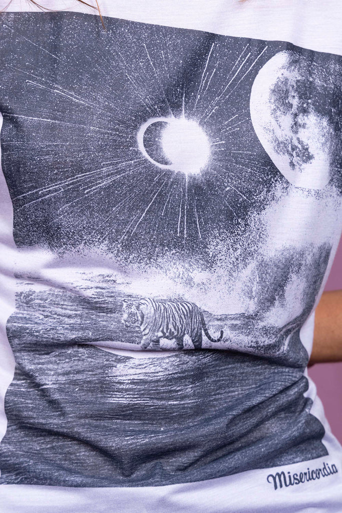 T-Shirt Medallon Surf Tigre Violet mode graphique, ligne féminine et légèrement rétro, motifs arty