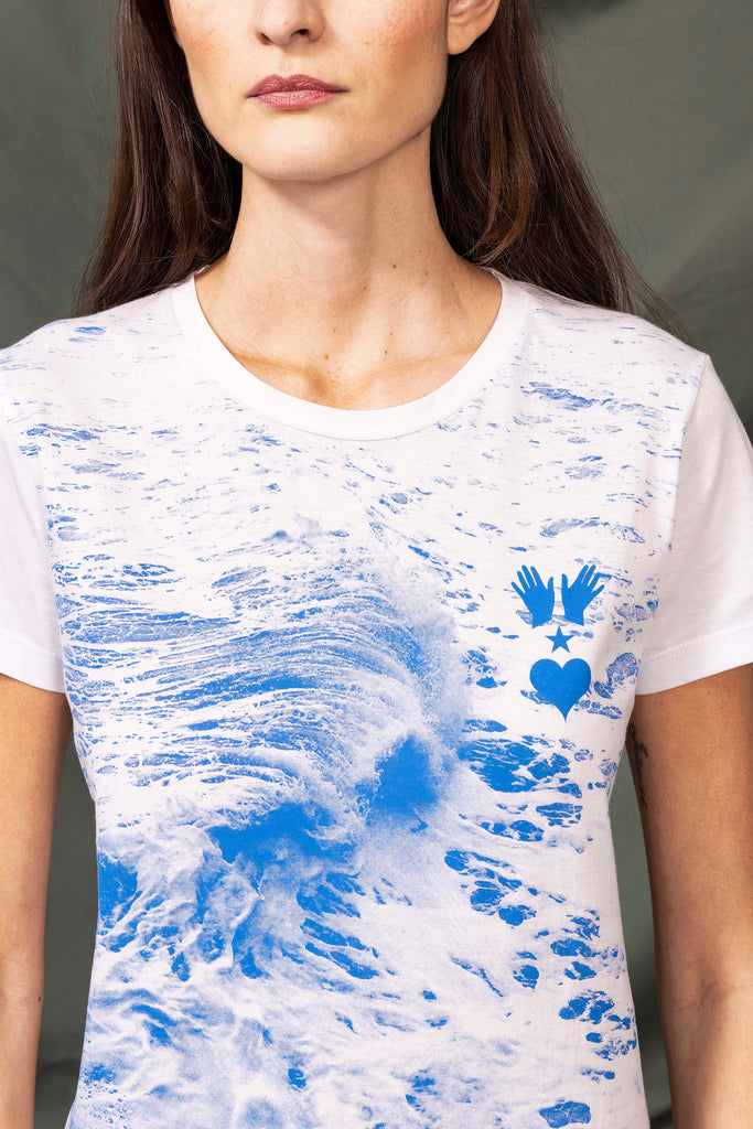 T-Shirt Medallon Ultima Ola Blanc mode graphique, ligne féminine et légèrement rétro, motifs arty