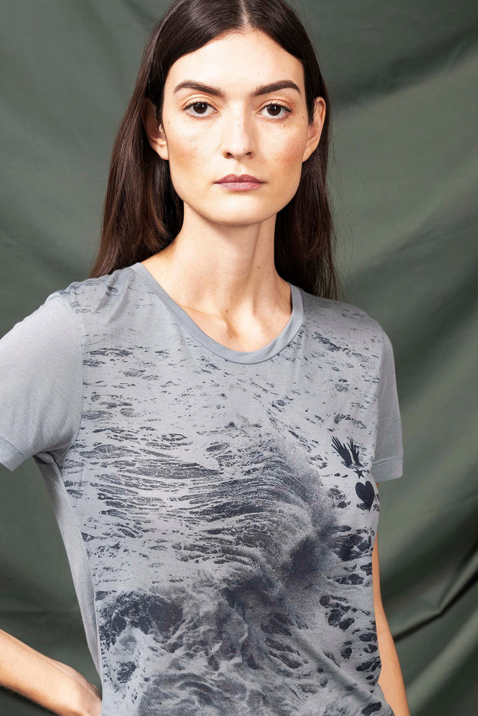 T-Shirt Medallon Ultima Ola Bleu Fjord mode graphique, ligne féminine et légèrement rétro, motifs arty