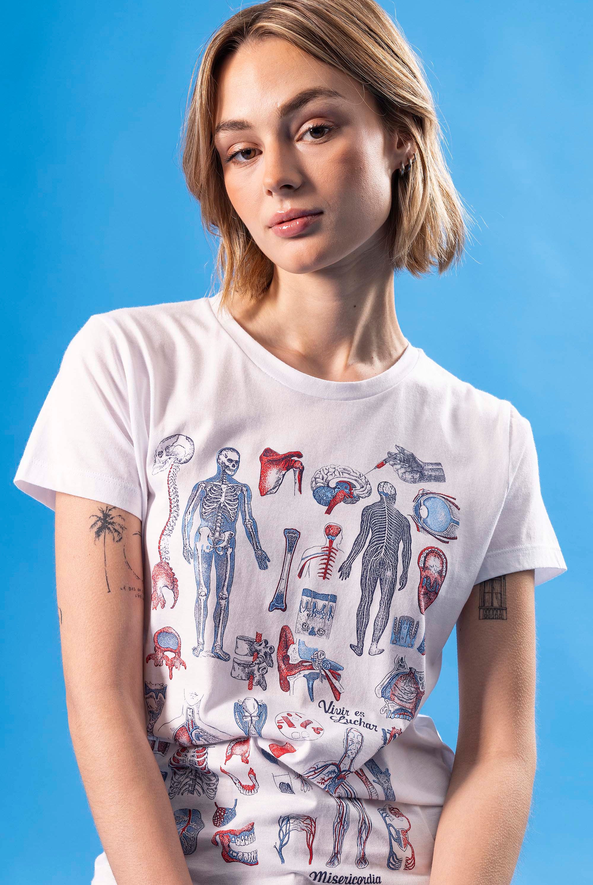 T-Shirt Medallon Vacuna Blanc mode graphique, ligne féminine et légèrement rétro, motifs arty