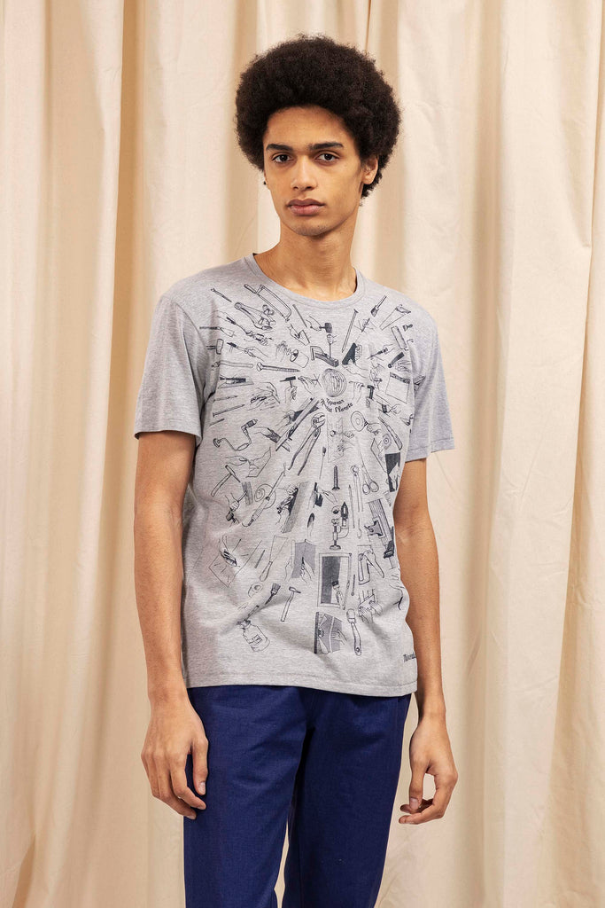 T-Shirt Querido Reparar Gris ligne structurée, tendance sporty, miser sur le confort