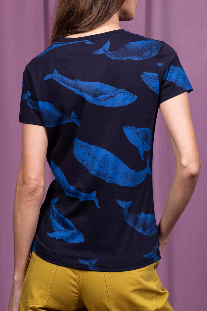 T-shirt Medallon Ballena Bleu Marine mode graphique, ligne féminine et légèrement rétro, motifs arty