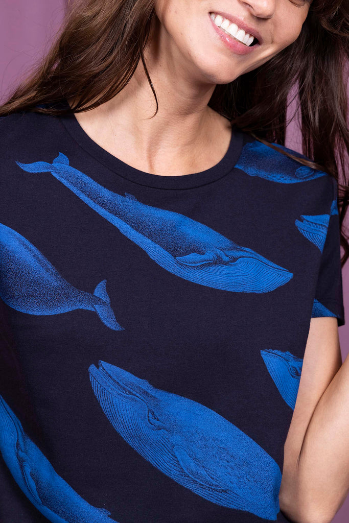 T-shirt Medallon Ballena Bleu Marine mode graphique, ligne féminine et légèrement rétro, motifs arty