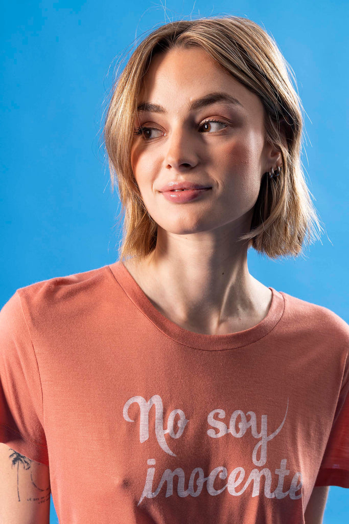 T-shirt Medallon No Soy Inocente Saumon mode graphique, ligne féminine et légèrement rétro, motifs arty
