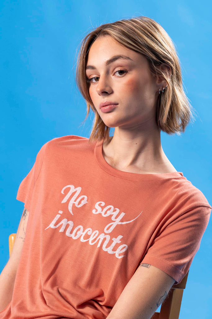 T-shirt Medallon No Soy Inocente Saumon mode graphique, ligne féminine et légèrement rétro, motifs arty
