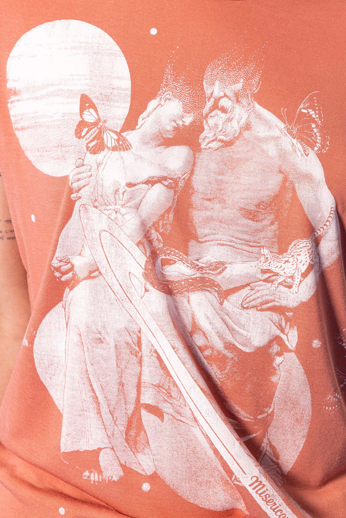 T-shirt Medallon Saturno Orange Saumon mode graphique, ligne féminine et légèrement rétro, motifs arty