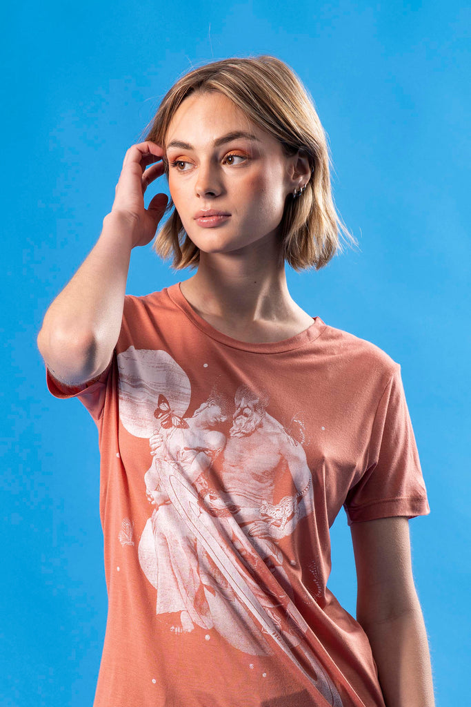 T-shirt Medallon Saturno Orange Saumon mode graphique, ligne féminine et légèrement rétro, motifs arty